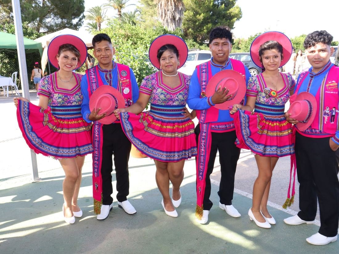 Grupo de bailarinas tradicionales
