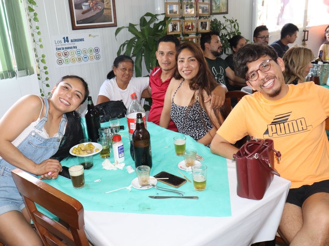 Clientes disfrutando en Urkupiña