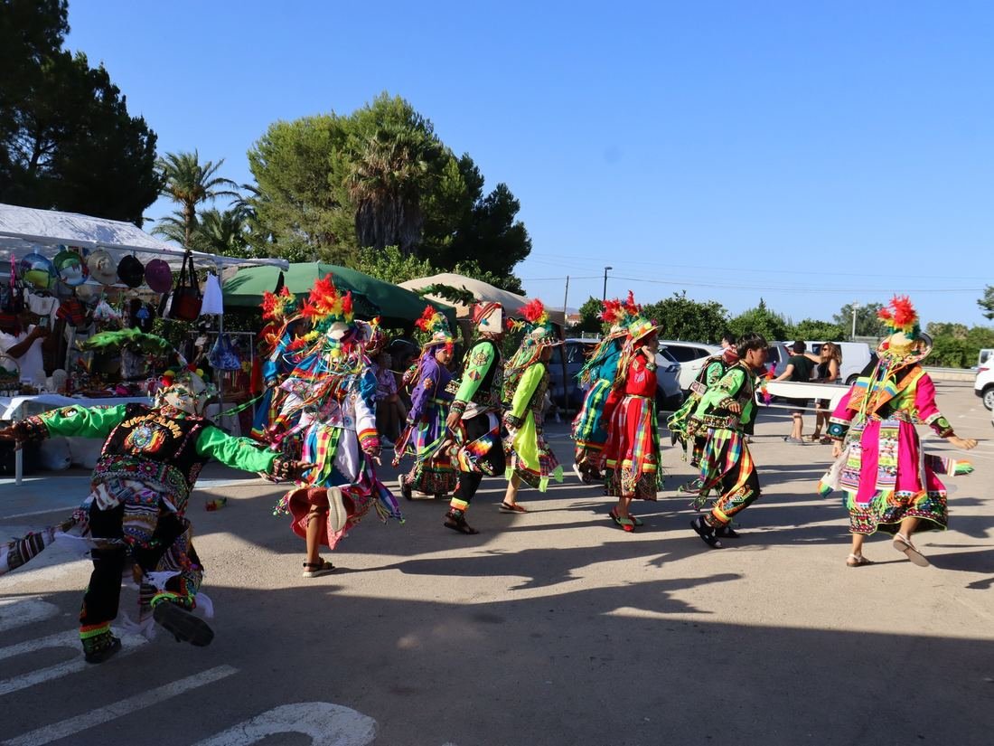Desfile con trajes tradicionales bolivianos